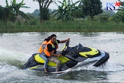 Pengunjung yang begitu asyik menikmati bermain Jetski di tengah rawa di kawasan DeGega. (Istimewa)