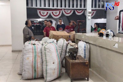 Beberapa pedagang bumbu dapur mulai menata dan menampati lapak di Kanjengan dan Johar Selatan. (Istimewa)