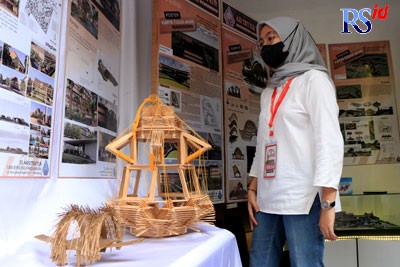 Salah seorang pengunjung menikmati desain arsitek dalam Pekan Arsitek Jawa Tengah 2022 di Sam Poo Kong Senin (29/8). (NUR CHAMIM/JAWA POS RADAR SEMARANG)