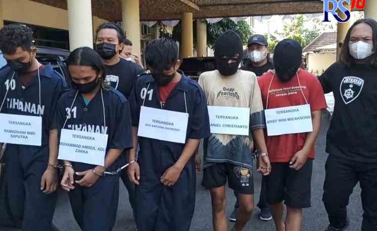 SADIS: Lima pelaku pembacokan taruna AMNI yang diamankan aparat Reskrim Polrestabes Semarang. (M HARIYANTO/JAWA POS RADAR SEMARANG)