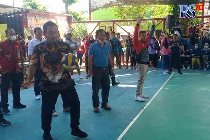 BUKA LOMBA : Wali Kota Semarang Hendrar Prihadi membuka lomba bola voli di Kecamatan Semarang Barat, kemarin.(ADENNYAR WYCAKSONO/JAWA POS RADAR SEMARANG)