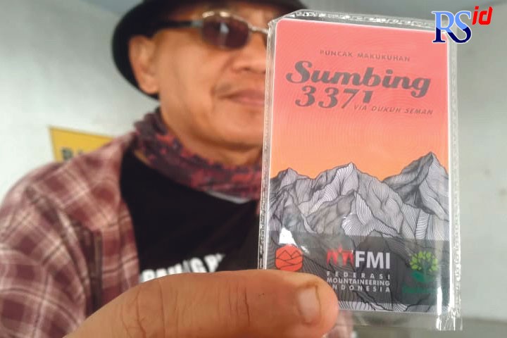 Salah seorang pendaki memperlihatkan Kartu Pintar di jalur pendakian Gunung Sumbing via Basecamp Bimawari Dukuh Seman, Desa Wonosari, Kecamatan Bulu, Kabupaten Temanggung. (Istimewa)