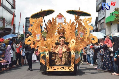 Peserta Wonosobo Costume Carnival (WCC) mengenakan busana indah berjalan di sepanjang Jalan A Yani Wonosobo, kemarin (18/8). (Sigit Rahmanto/Jawa Pos Radar Semarang)