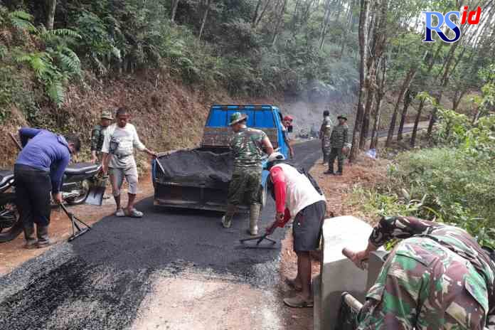 PERBAIKAN INFRASTRUKTUR: Proses pengaspalan jalan utama menuju Dusun Sinang, Pedawang, Kecamatan Karanganyar, kemarin. (IST)