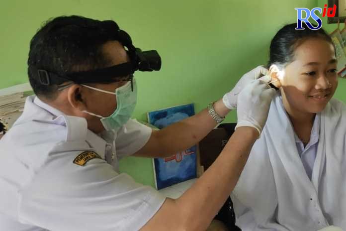 Sejumlah siswa SD mengikuti pemeriksaan telinga bersama IDI Kendal. (DEVI KHOFIFATUR RIZQI/ JAWA POS RADAR SEMARANG)