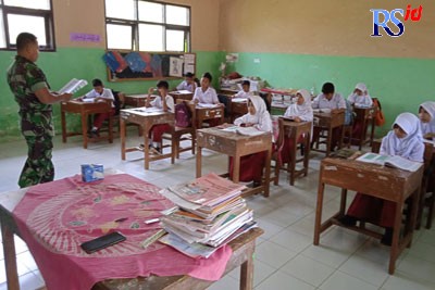 Babinsa Koramil Wonopringgo Serka Sapto Nugroho saat mengajar di SD Negeri 02 Galangpengampon, Wonopringgo, Kabupaten Pekalongan, Selasa (2/8). (Nanang Rendi Ahmad/Jawa Pos Radar Semarang)