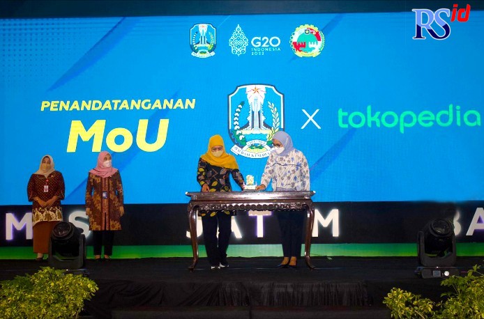 Gubernur Jawa Timur, Khofifah Indar Parawansa bersama Direktur Kebijakan Publik dan Hubungan Pemerintah Tokopedia, Astri Wahyuni melakukan penandatanganan nota kesepahaman untuk terus bersinergi menghadirkan program strategis untuk pelaku UMKM di Jawa Tim