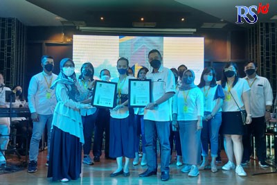 Ketua URS Fera Harikna menyerahkan sertifikat ISO 9001 dan ISO 14001:2015 kepada General Manager Artos Mall Saparina Tri Hapsari. (PUPUT PUSPITASARI/JAWA POS RADAR SEMARANG)