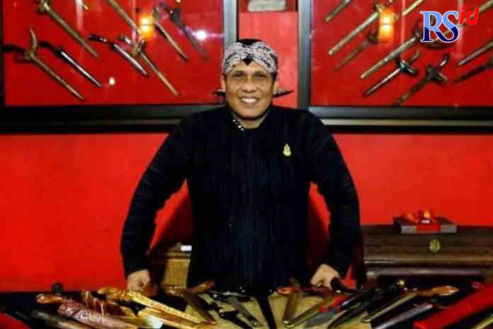 KOLEKTOR BENDA PUSAKA: Wisnu Wahyudi dan koleksi benda pusaka yang disimpan di rumahnya di Ungaran Barat.(Maria Novena/Jawa Pos Radar Semarang)