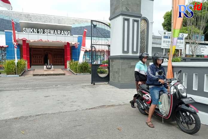 Siswa saat dijemput orang tua ketika pulang sekolah karena tidak adanya akses Feeder BRT. (KHAFIFAH ARINI PUTRI/JAWA POS RADAR SEMARANG)