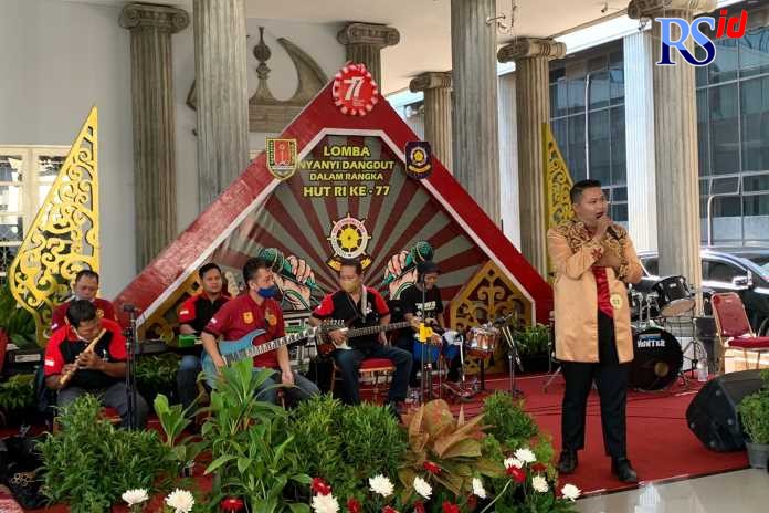 Salah satu peserta lomba dangdut antar pegawai OPD tampil maksimal dengan kostum khusus di Hall Balai Kota Semarang, kemarin. (ADENNYAR WYCAKSONO/JAWA POS RADAR SEMARANG)