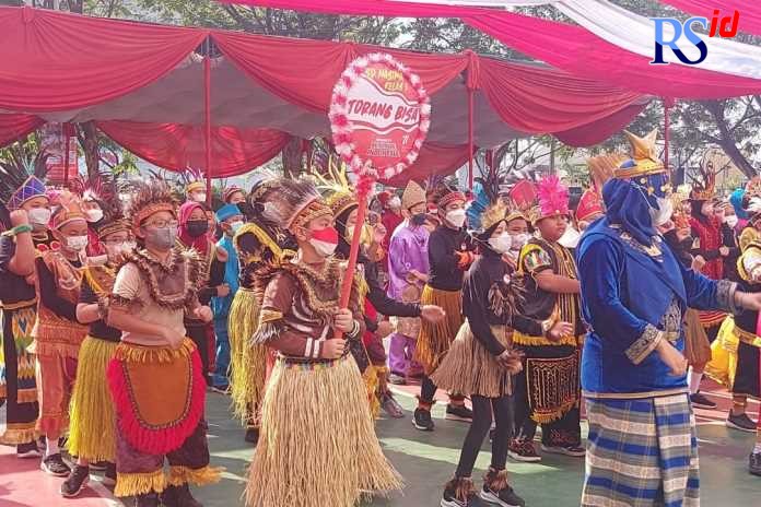 Guru dan siswa serta pengurus Yayasan Pendidikan Islam (YPI) Nasima melakukan gerakan tarian masal (flashmob) dengan iringan lagu-lagu daerah. (MIFTAH/JAWAPOS RADAR SEMARANG)