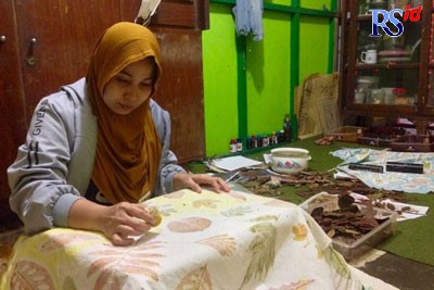 Proses pembuatan batik Gesek Godong di kampung tematik Gesek Godong Semarang. (Feby Hanna/Jawa Pos Radar Semarang)