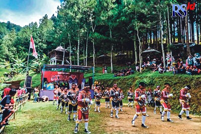 Pentas kesenian di basecamp pendakian Gunung Giyanti untuk membuktikan kawasan tersebut sudah aman dari serangan babi hutan. (Risqi Wulan/Jawa Pos Radar Semarang)