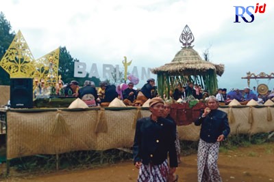 Sejumlah gunungan saat diangkut warga untuk dinikmati bersama-sama di tradisi baritan yang digelar di lapangan Desa Maron Selasa (23/8). (Sigit Rahmanto/Jawa Pos Radar Semarang)