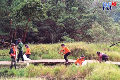 Sejumlah LSM, warga dan petugas dari BKSDA saat melakukan kerja bakti bersama di sekitar taman wisata Telaga Warna. (Istimewa)