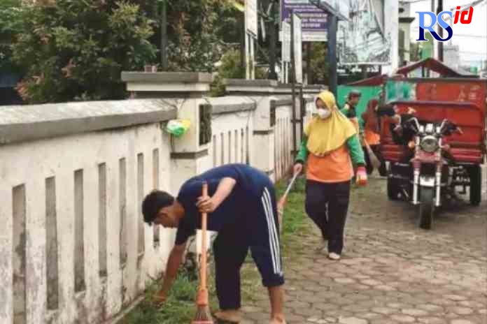 PEJUANG KEBERSIHAN: Penyapu jalanan saat bekerja membersihkan sampah.