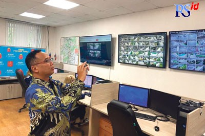 Wali Kota Magelang dr Muchamad Nur Aziz melihat seperti apa pengawasan keamanan di Kota Tula, Rusia, yang dipantau dari layar monitor CCTV. (Istimewa)