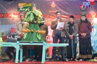 Perwakilan petani membacakan petisi terbuka kepada Presiden Joko Widodo di Pelataran Bumi Makukuhan Dusun Dukuh Seman, Desa Wonosari, Kecamatan Bulu, Kabupaten Temanggung Rabu (3/8) malam. (Istimewa)