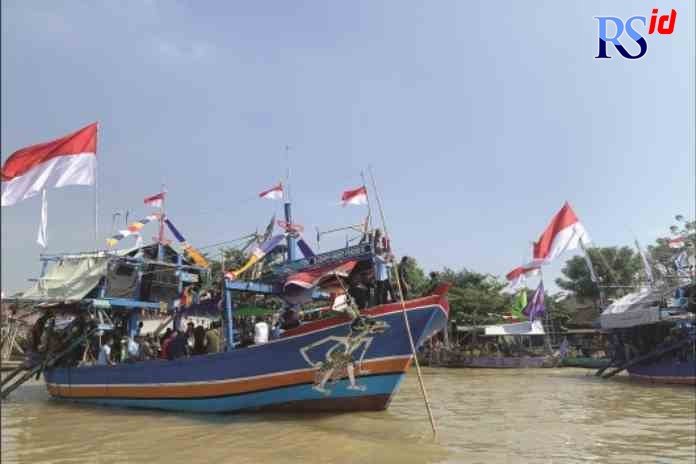 RAMAI PENGUNJUNG : Pesta laut Tawang 2022 yang digelar di Desa Gempolsewu.(DEVI KHOFIFATUR RIZQI/ JAWA POS RADAR SEMARANG)