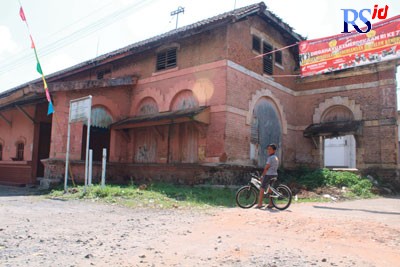 Bangunan bekas stasiun Parakan masih tampak utuh dan bisa dikembangkan sebagai tujuan wisata. (ADDIN ALFATH/JAWA POS RADAR SEMARANG)