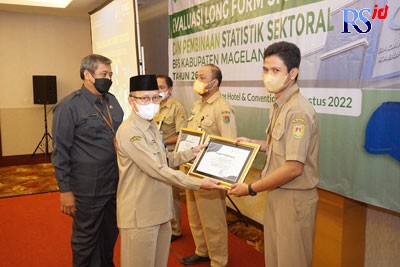 Sekda Adi Waryanto didampingi Kepala BPS Kabupaten Magelang menyerahkan penghargaan kepada OPD di lingkungan Pemkab Magelang. (Istimewa)