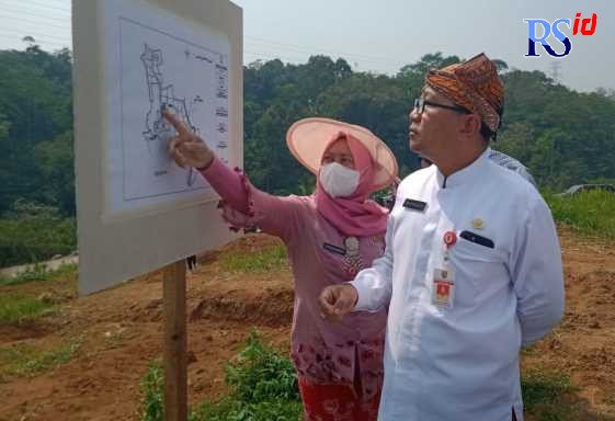 Sekda Kota Semarang Iswar Aminuddin meninjau pembangunan TPU di Kampung Malon RT 1 RW 6, Kelurahan Gunungpati, Kamis (4/8). (FIGUR RONGGO WASSALIM/ JAWA POS RADAR SEMARANG)