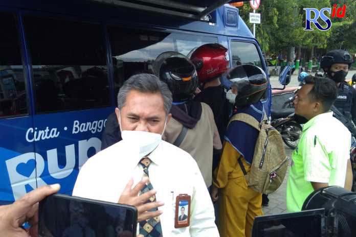 Kepala BI Tegal Amrozy Taufik saat diwawancara media di salah satu mobil keliling penukaran uang baru. (Istimewa)