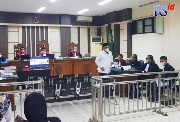 Rektor UIN Walisongo Prof Dr Imam Taufiq M.Ag saat menjadi saksi kasus suap seleksi perangkat desa di Pengadilan Tipikor Semarang, Senin (29/8). (IDA FADILAH/JAWA POS RADAR SEMARANG)