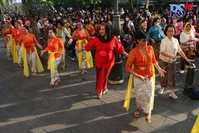 Wakil Wali Kota Semarang Hevearita Gunaryanti Rahayu melakukan aksi flashmob mengenakan kebaya di Jalan Mpu Tantular Kawasan Kota Lama Semarang, Minggu (25/9) kemarin.(NUR CHAMIM/JAWA POS RADAR SEMARANG)
