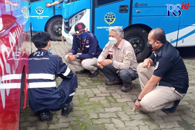 Senior investigator KNKT Ahmad Wildan bersama Kepala BLU UPTD Trans Semarang ketika mengecek salah satu armada. (ADENNYAR WYCAKSONO/JAWA POS RADAR SEMARANG)