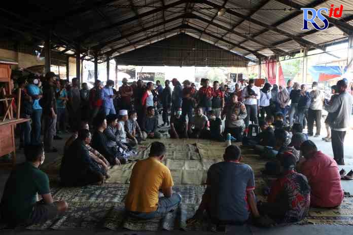 ALOT: Pertemuan pedagang Johar yang digelar di Pasar Johar Relokasi Masjid Agung Jawa Tengah (MAJT), kemarin. (NUR CHAMIM/JAWA POS RADAR SEMARANG)