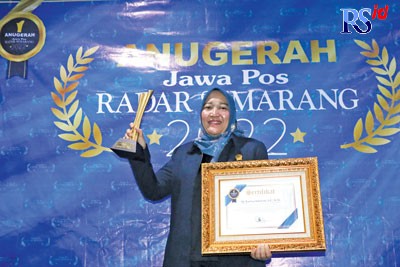 General Manager Jawa Pos Radar Semarang Iskandar saat menyerahkan penghargaan Anugerah Jawa Pos Radar Semarang 2022 kepada Hj Kartina Sukawati SE MM dengan kategori Politisi Peduli Ekonomi Perempuan dan UMKM di Ruang Fraksi Partai Demokrat DPRD Jateng Jum