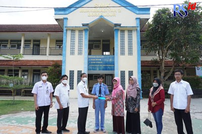 Penanggung jawab ATS di Kabupaten Magelang Basuki Rochmad menyerahkan salah satu ATS, Putra untuk bersekolah di SMK Muhammadiyah 2 Borobudur. (Istimewa)