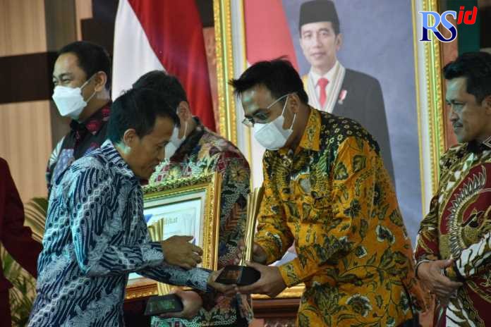 Sekda Pemkab Pekalongan Yulian Akbar mewakili Bupati Fadia Arafiq SE MM saat menerima penghargaan dengan kategori Bupati dengan Komitmen Penyediaan Layanan Kesehatan Gratis dari Jawa Pos Radar Semarang di Gedung Gradhika Bhakti Praja, Semarang, Jumat (9/9