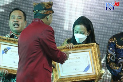 Ketua TP PKK Kota Semarang Krisseptiana SH MM saat menerima Anugerah Jawa Pos Radar Semarang 2022 dengan kategori Penggerak Atasi Stunting melalui Program PKK yang di Gedung Gradhika Bhakti Praja Jumat (9/9). (NUR CHAMIM/JAWA POS RADAR SEMARANG )