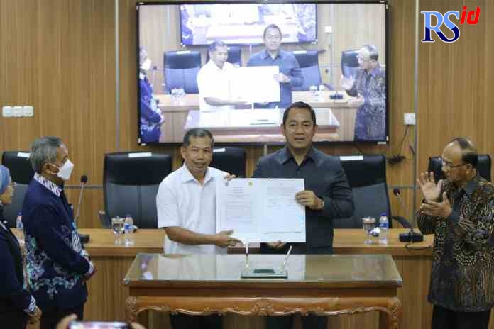 JALIN KERJA SAMA: Wali Kota Semarang Hendrar Prihadi dan Rektor USM Dr Supari ketika melakukan perjanjian kerja sama dengan Universitas Semarang (USM), Kamis (1/9) lalu. (HUMAS PEMKOT SEMARANG)