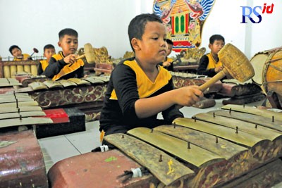 Siswa-siswi SD Negeri Kandri 02 sangat antusias mengikuti latihan seni karawitan. (NUR CHAMIM/ JAWA POS RADAR SEMARANG)