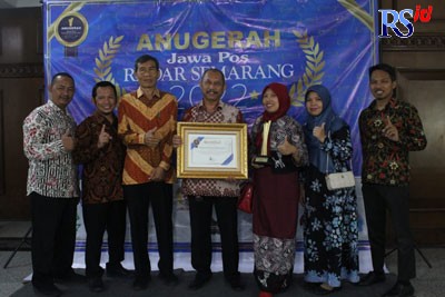 Kepala SMP IT PAPB Ramelan bersama jajarannya mengabadikan momen usai menerima Anugerah Jawa Pos Radar Semarang kategori Sekolah Ramah Anak di Gedung Gradhika Bhakti Praja Semarang Jumat (9/9). (IQBAL/JAWA POS RADAR SEMARANG)