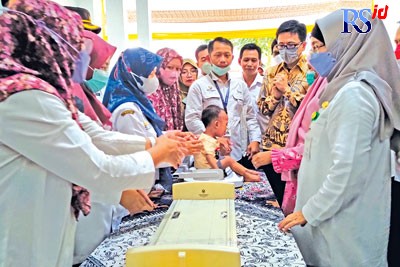 Pengukuran berat badan dan tinggi balita penderita stunting di Kecamatan Bandar. (RIYAN FADLI/JAWA POS RADAR SEMARANG)