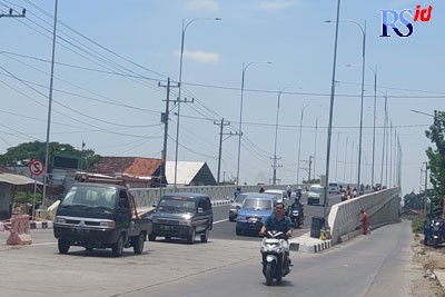 Warga melewati fly over Ganefo, Mranggen saat ujicoba hari kedua, kemarin. ( WAHIB PRIBADI/JAWA POS RADAR SEMARANG)