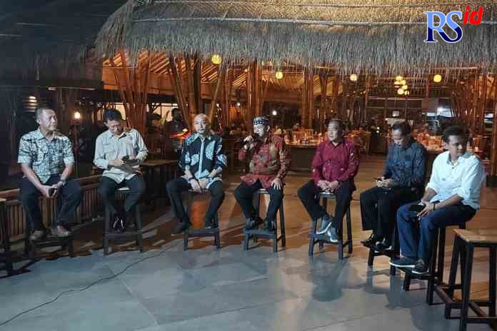 DIALOG WISATA: Para pelaku dan agen travel wisata berdialog dengan Bupati Semarang, Ngesti Nugraha. (NURFAIK NABHAN/Jawa Pos Radar Semarang)