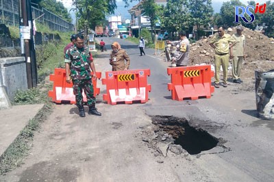 Sejumlah warga menutup jembatan di Kelurahan Ngempon yang ambrol usai dilalui tronton. (NURFAIK NABHAN/Jawa Pos Radar Semarang)