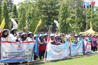 Para tenaga pendidik anggota Himpaudi dari seluruh kecamatan di Kabupaten Demak mengikuti Semarak Himpaudi di halaman Kantor Bupati Demak. (NURFAIK NABHAN/Jawa Pos Radar Semarang)