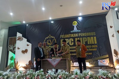 Pemotongan tumpeng usai pelantikan Badan Pengurus Cabang (BPC) Hipmi Temanggung di Gedung Joeang Temanggung Selasa (27/9). (Istimewa)
