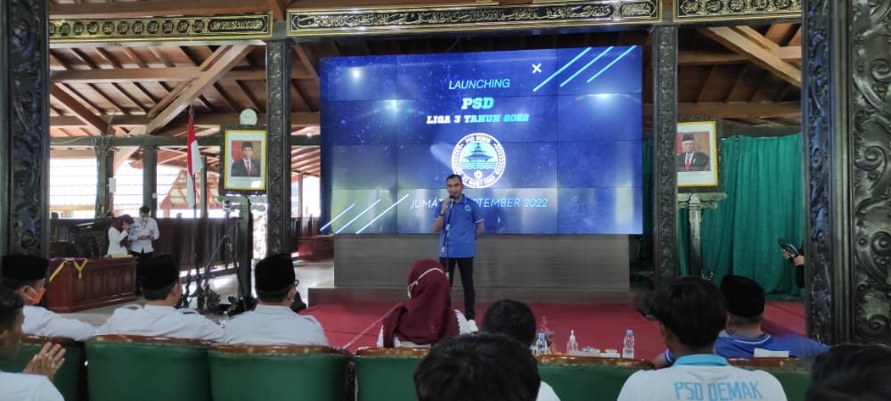 Ketua PSD Demak M Kholid Muktiyono saat memberikan sambutan dalam launching tim PSD di Pendopo Demak bersama Bupati dr Eistianah. (Wahib Pribadi/Jawa Pos Radar Semarang)