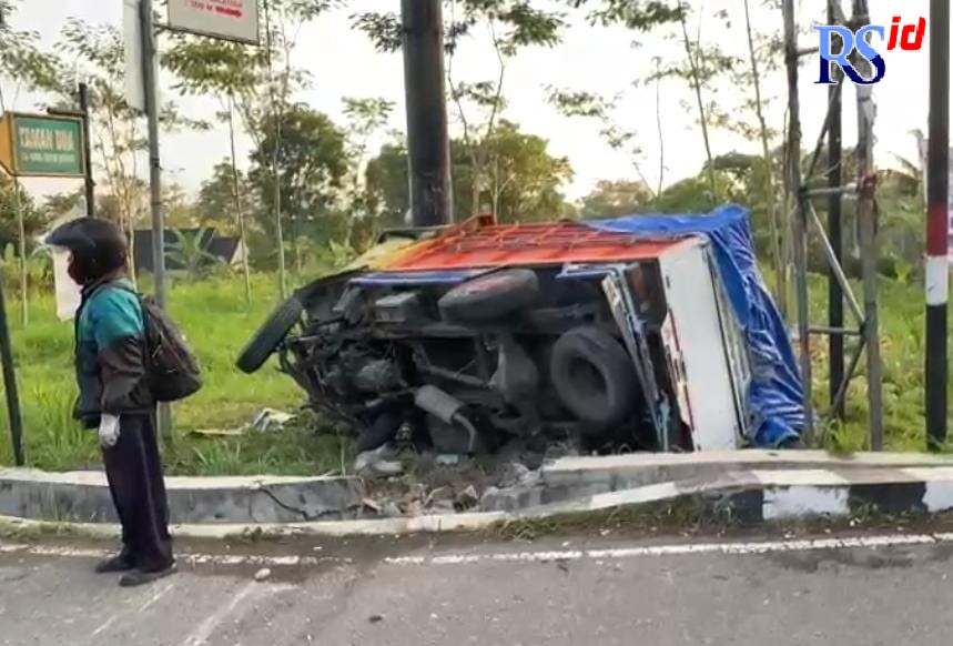 Sebuah truk pembawa kelapa diduga mengalami rem blong terguling di perempatan Kumpul rejo (Salib Putih) JLS Salatiga. (Dhinar Sasongko/Jawa Pos Radar Semarang)