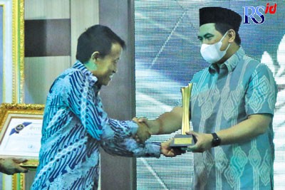 CEO Jawa Pos Media Leak Koestiyo saat menyerahkan penghargaan Anugerah Jawa Pos Radar Semarang 2022 kepada Wakil Gubernur Jateng Taj Yasin Maimoen di Gedung Gradhika Bhakti Praja Jumat (9/9). (NURCHAMIM/JAWA POS RADAR SEMARANG)