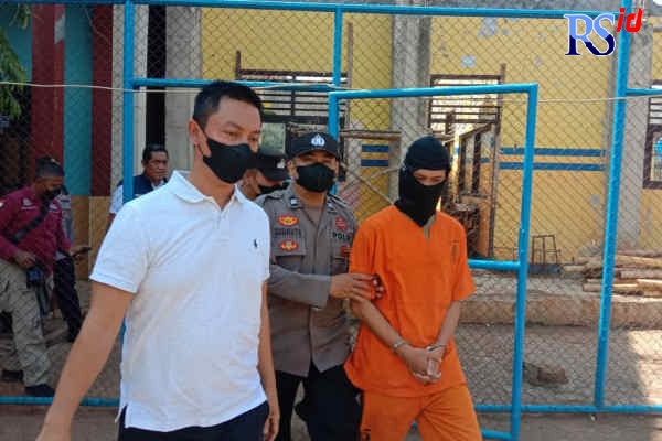 Olah TKP awal menghadirkan tersangka di SMP tempatnya mengajar. (RIYAN FADLI/JAWA POS RADAR SEMARANG)