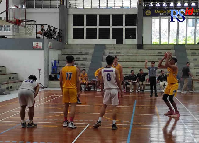 Tim Basket UKSW bertarung melawan tim Unsoed di Lapangan Basket Unika Soegijapranata Semarang Senin (5/9/2022) pagi. (Dhinar Sasongko/Jawa Pos Radar Semarang) 